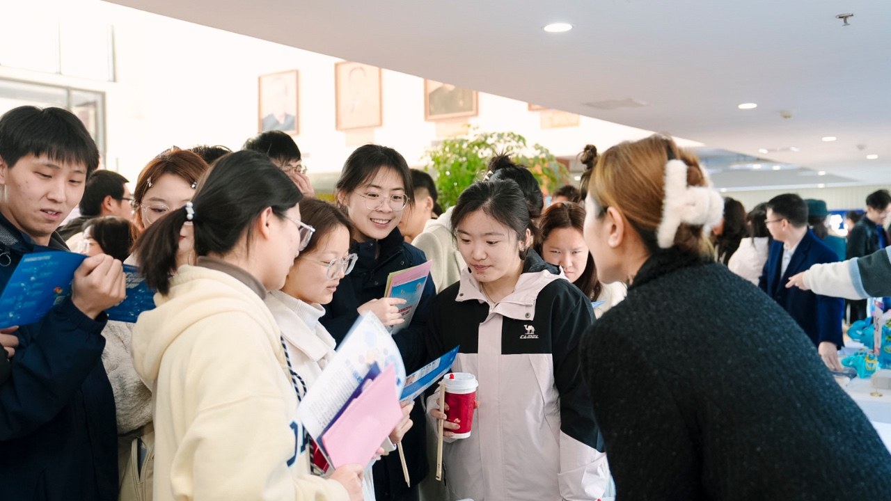 靶向校招平台联合青岛大学药学院举办医药专场招聘会，50多家药企参会，提供800多个校招岗位！